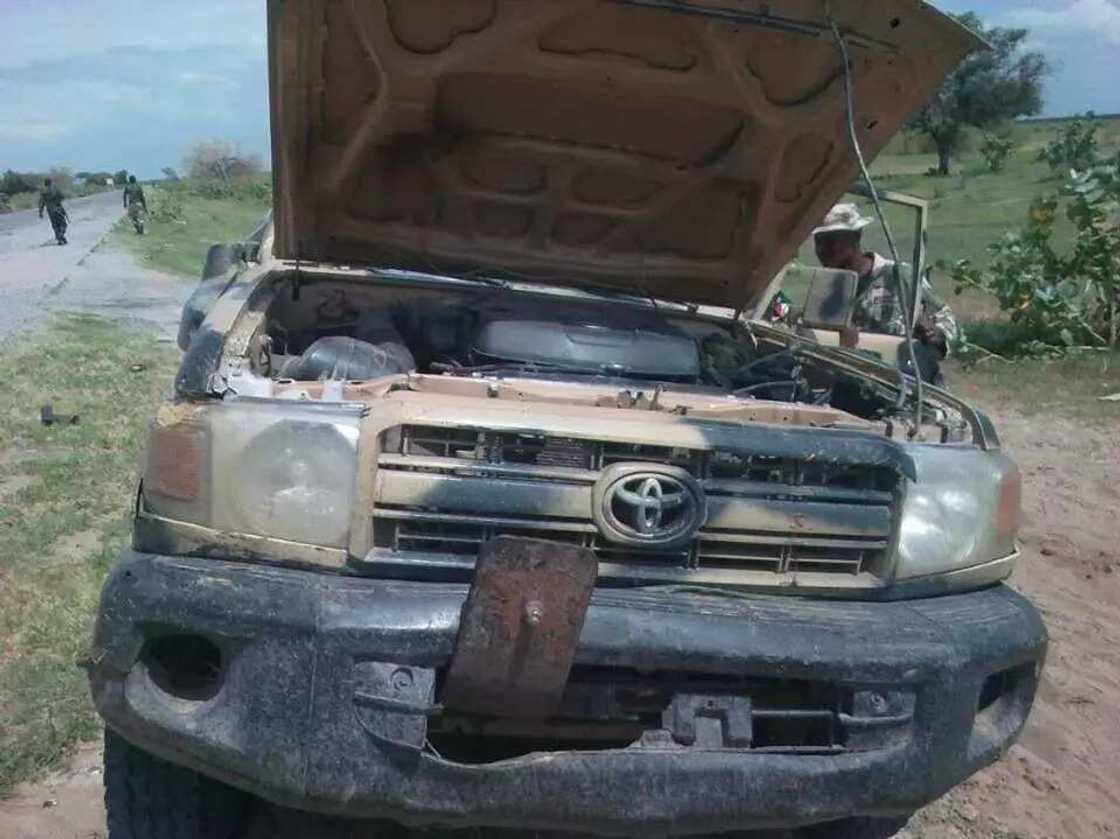 Boko Haram: Dakarun Soji sun kashe 16 tare da kwato motocin yaki da bindigu, duba hotuna Boko Haram: Dakarun Soji sun kashe 16 tare da kwato motocin yaki da bindigu, duba hotuna