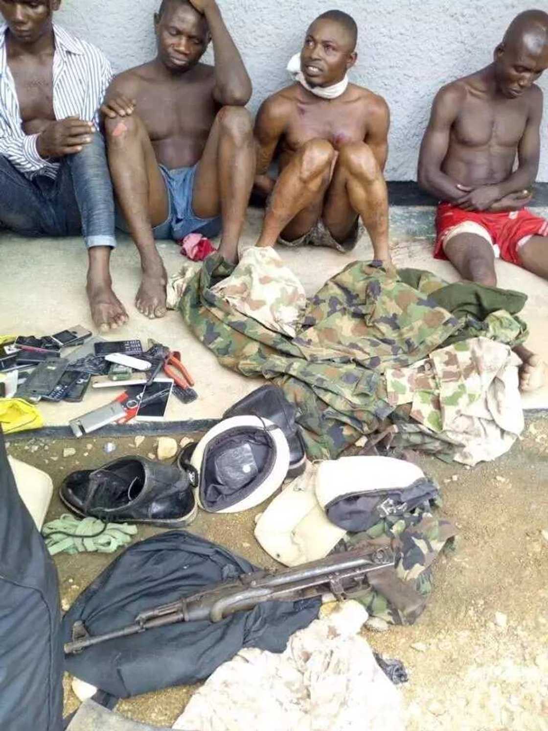 Bacin rana: Wasu 'yan fashi da dake basaja cikin kaki sun yi arangama da dakarun soji, hotuna Bacin rana: Wasu 'yan fashi da dake basaja cikin kaki sun yi arangama da dakarun soji, hotuna