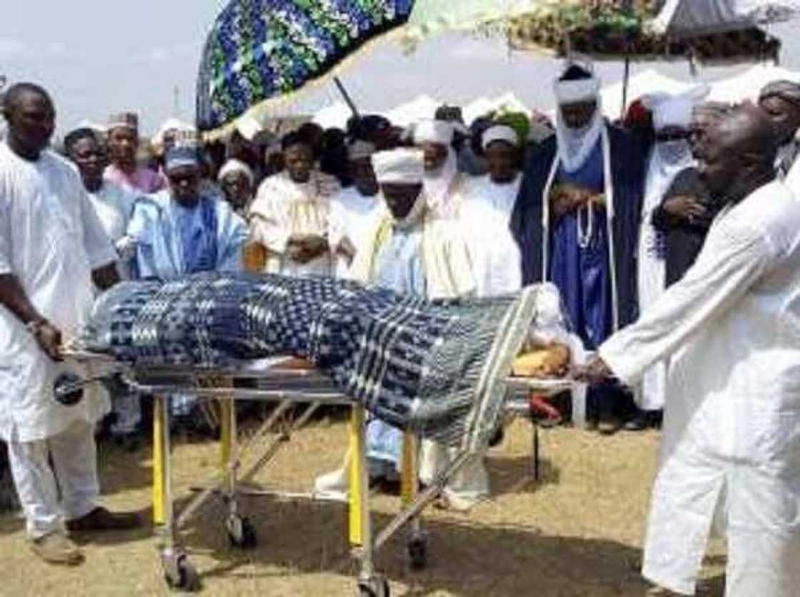 Hotunan binne gawar tsohon gwamnan jihar Nasarawa Hotunan binne gawar tsohon gwamnan jihar Nasarawa