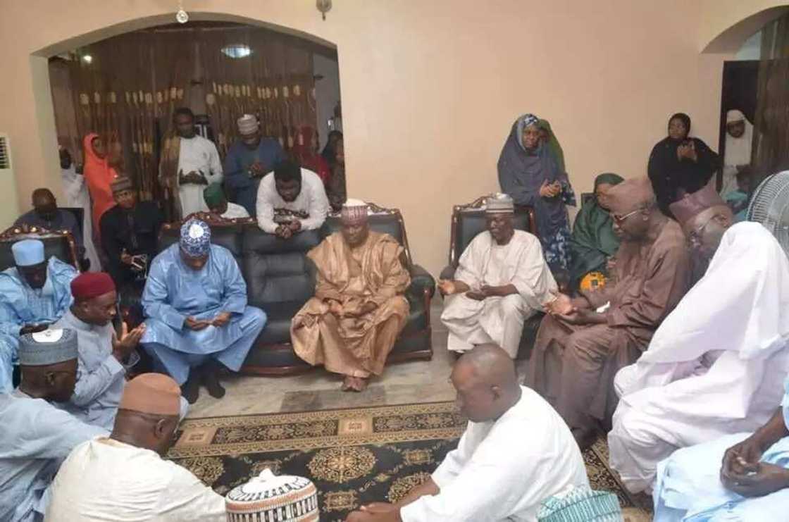 Cikin Hotuna: Shugaban hafsin sojin sama ya je mika ta'aziyya ga Mahaifan Sojan Saman nan da Ajali ya katsewa hanzari Cikin Hotuna: Shugaban hafsin sojin sama ya je mika ta'aziyya ga Mahaifan Sojan Saman nan da Ajali ya katsewa hanzari