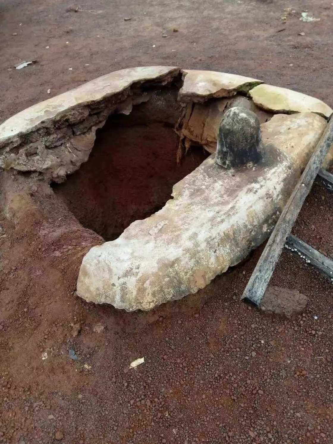 Tsohuwar rijiyar da Inuwa ya jefa kan sa Tsohuwar rijiyar da Inuwa ya jefa kan sa