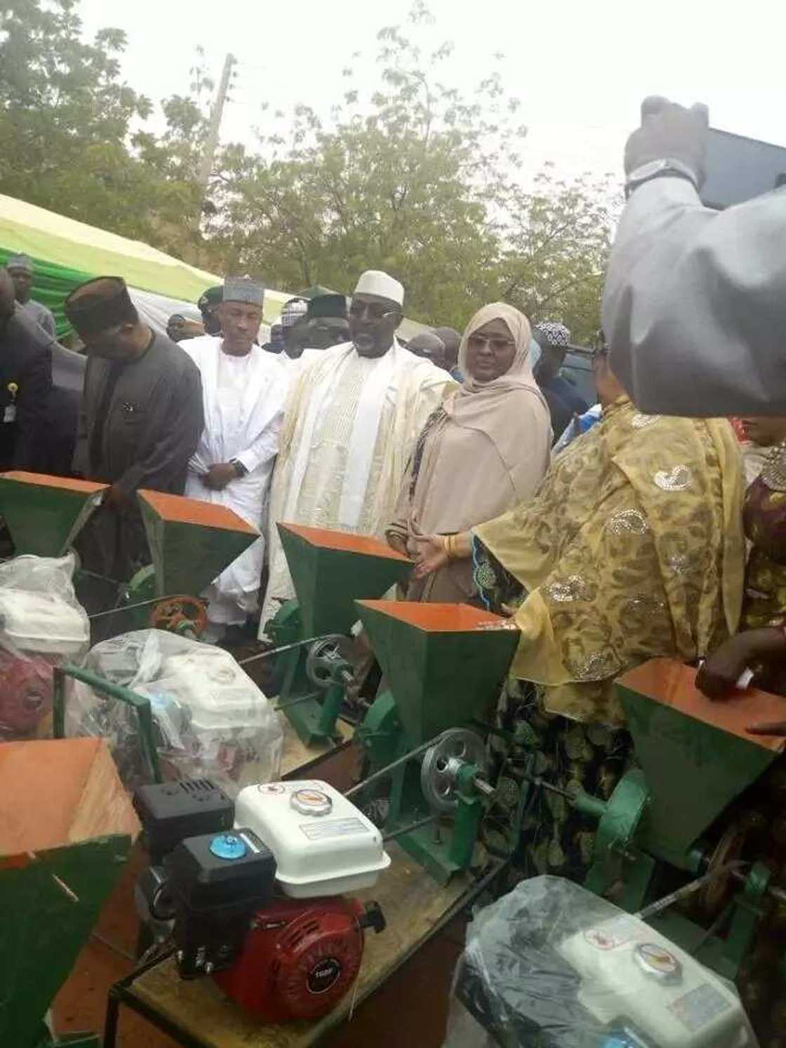 Hotuna: Aisha Buhari tare da Matan Gwamnonin Arewa 19 sun hallarci taron bada tallafi a Katsina Hotuna: Aisha Buhari tare da Matan Gwamnonin Arewa 19 sun hallarci taron bada tallafi a Katsina