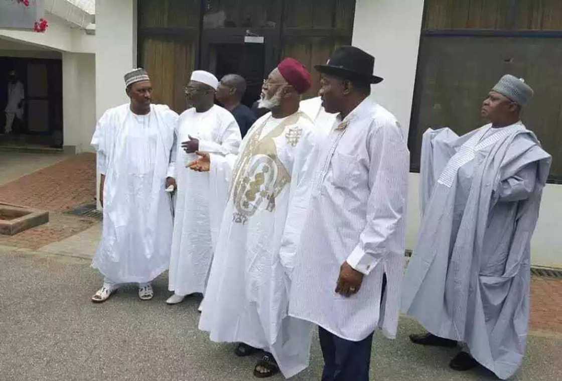 Jonathan ya ziyarci Abdulsalam da Babangida a Mina Jonathan ya ziyarci Abdulsalam da Babangida a Mina
