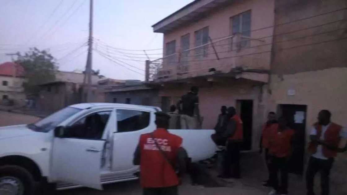 Jami’an EFCC sun kai samame gidan Abdullahi Sarki Mukhtar, sun bankaɗo damin gwala gwalai Jami’an EFCC sun kai samame gidan Abdullahi Sarki Mukhtar, sun bankaɗo damin gwala gwalai