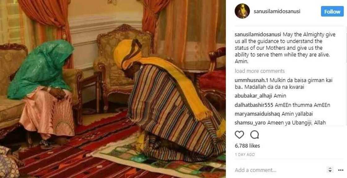 Emir of Kano kneels before his mother (photo) Emir of Kano kneels before his mother (photo)