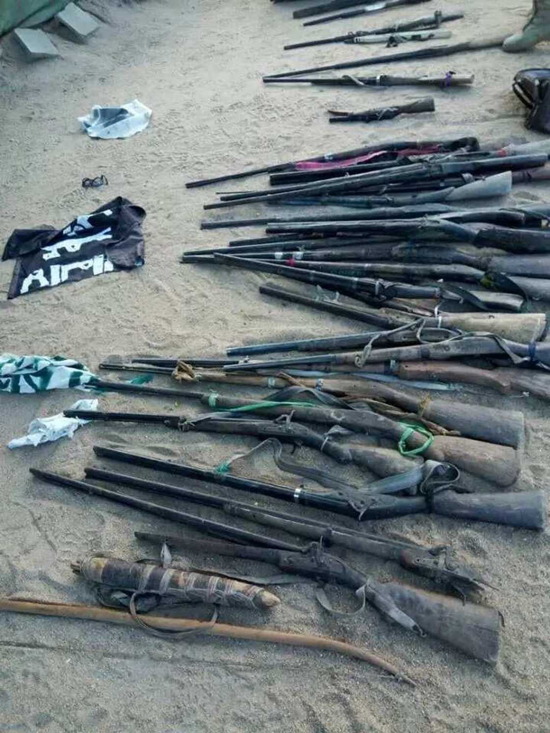 Dakarun soji sun kubutar da mata 58 da mayakan Boko Haram suka tilastawa zaman dadiro da su (Hotuna) Dakarun soji sun kubutar da mata 58 da mayakan Boko Haram suka tilastawa zaman dadiro da su (Hotuna)