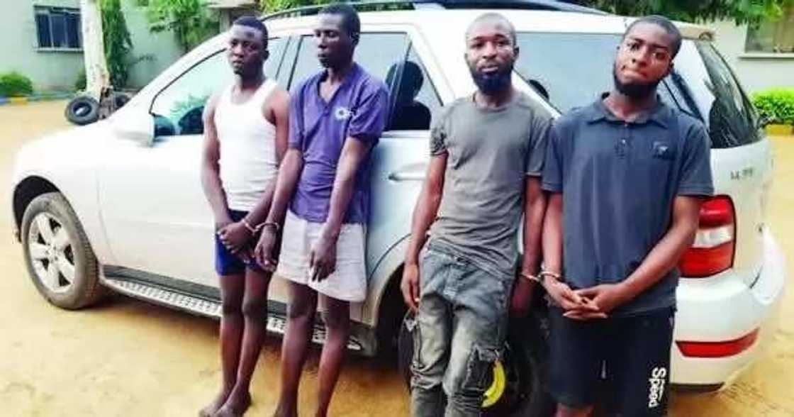 Rundunar Yansandan jahar Kano ta tarwatsa wasu gungun yan fashi da suka addabi jama’a Rundunar Yansandan jahar Kano ta tarwatsa wasu gungun yan fashi da suka addabi jama’a