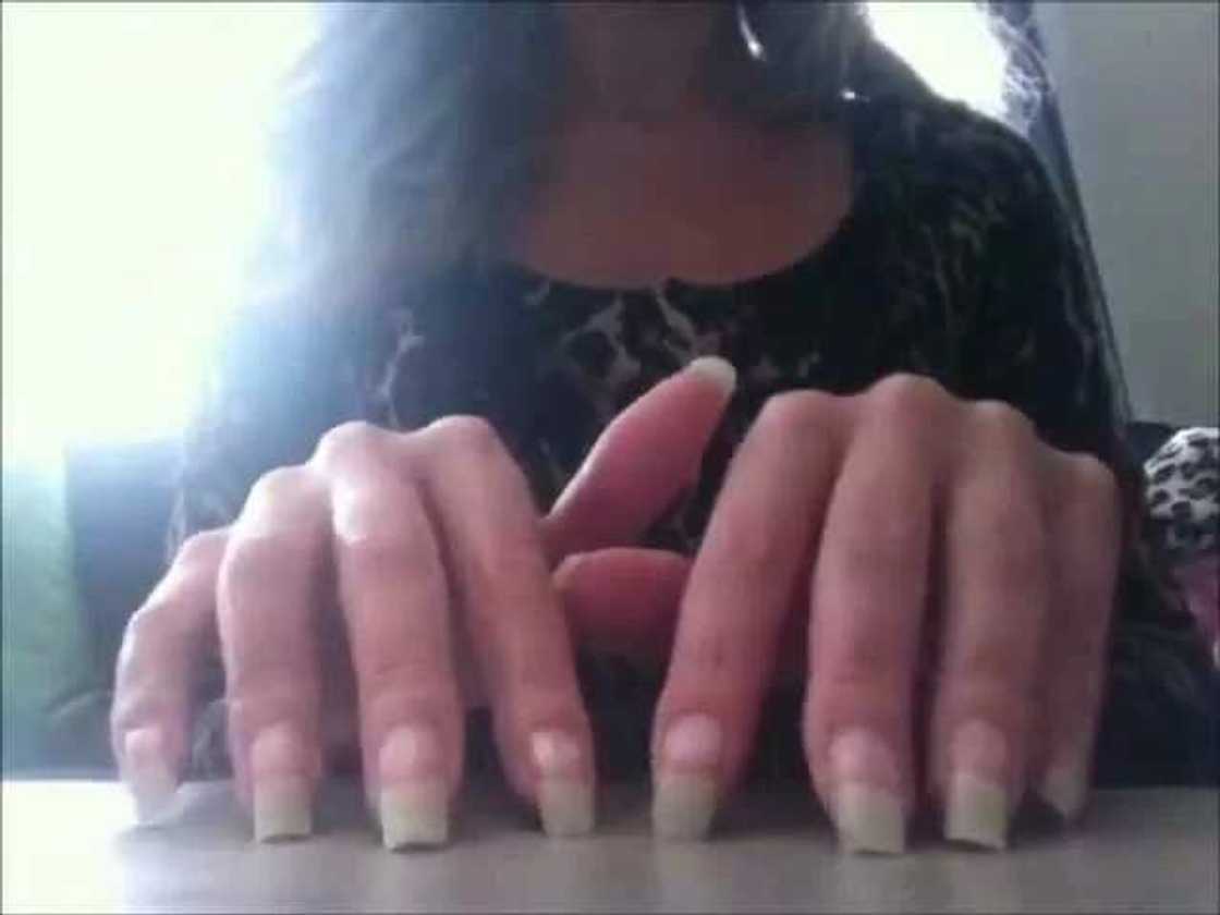 9 things every woman with long nails will understand 9 things every woman with long nails will understand