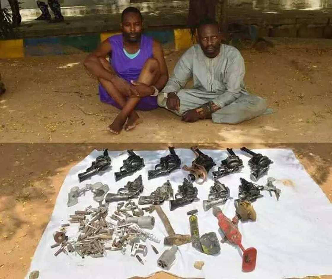 Da kayu: Hukumar ‘yan sanda a Kano ta kama kasurgumin dan ta’adda, hotuna Da kayu: Hukumar ‘yan sanda a Kano ta kama kasurgumin dan ta’adda, hotuna