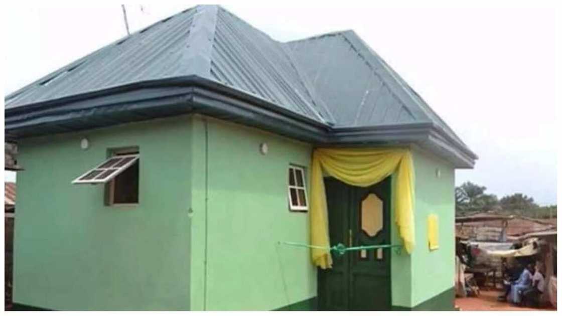 First lady of Anambra provides ultramodern toilet for her village (photos) First lady of Anambra provides ultramodern toilet for her village (photos)