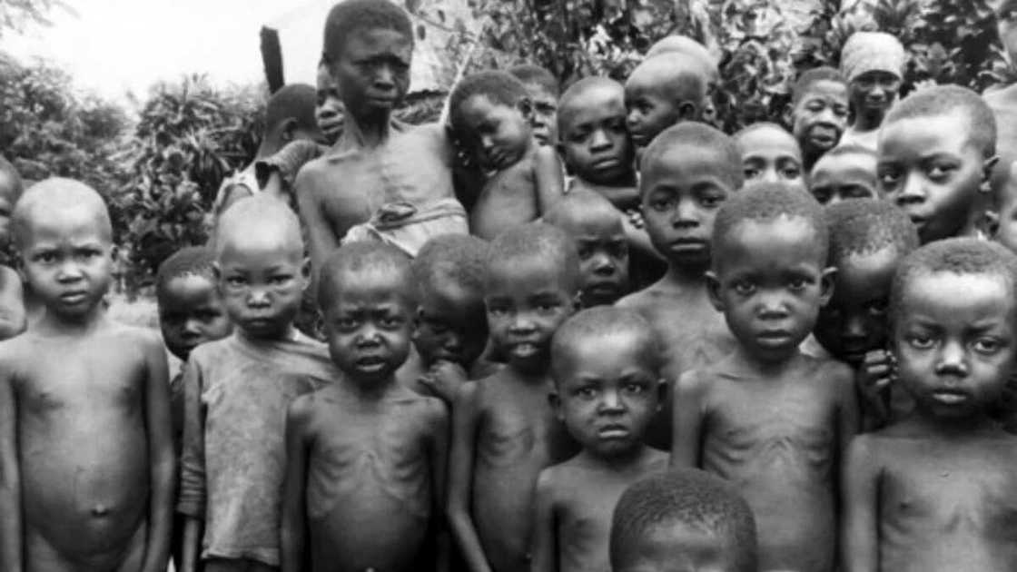 Starving children pose in a refugee camp near Aba, on August 06, 1968 during the Biafran war. / AFP PHOTO Starving children pose in a refugee camp near Aba, on August 06, 1968 during the Biafran war. / AFP PHOTO