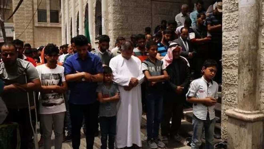 Cikin hawaye da alhini: An yi jana’izar Faladinawa fiye da 50 da Sojin Isra’ila suka yiwa kisan gilla (Hotuna) Cikin hawaye da alhini: An yi jana’izar Faladinawa fiye da 50 da Sojin Isra’ila suka yiwa kisan gilla (Hotuna)