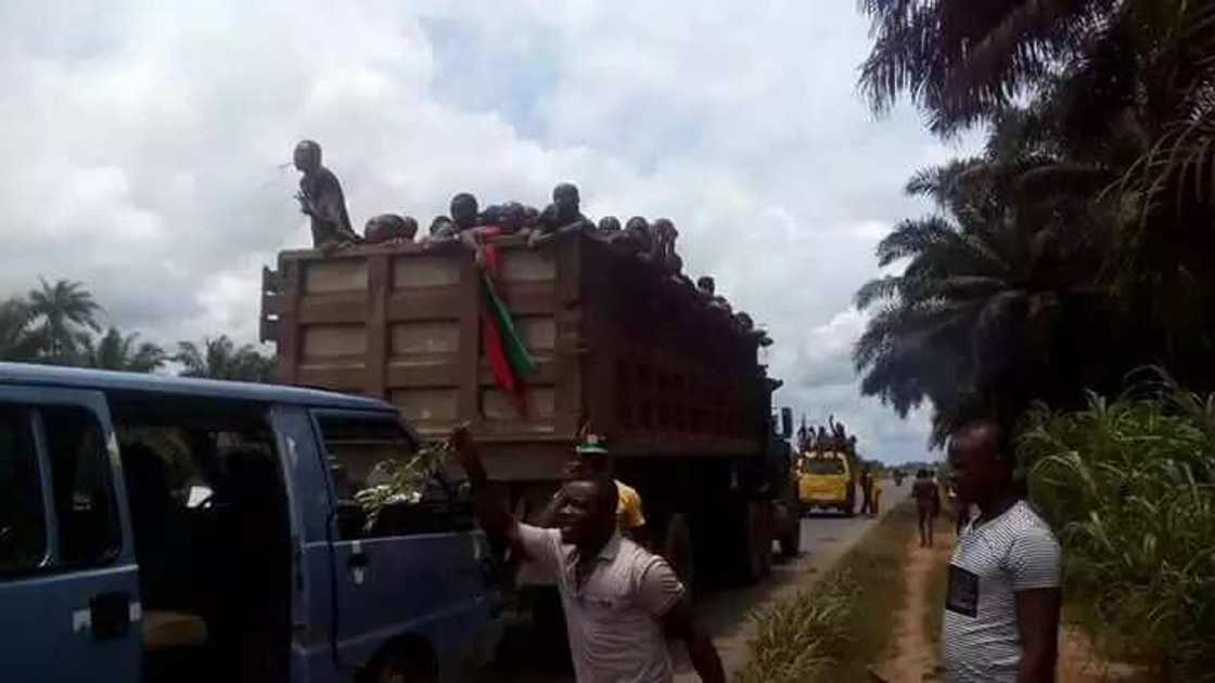 Thousands of IPOB supporters head to Kanu’s home as army lay siege Thousands of IPOB supporters head to Kanu’s home as army lay siege
