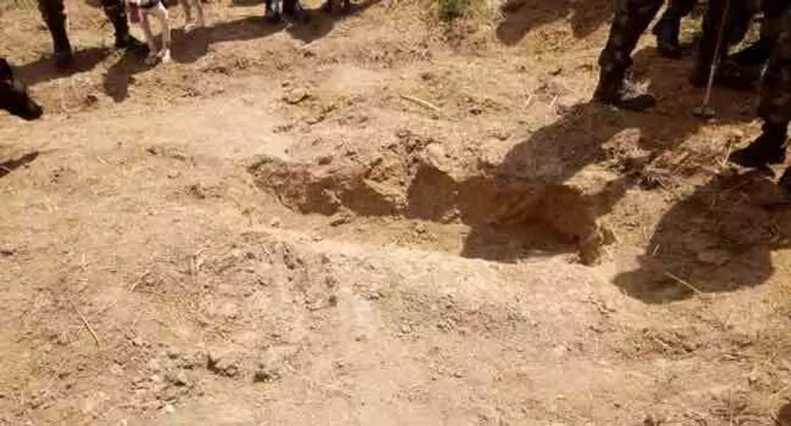 Neman gawar Janar Alkali: Soji sun sami kabari maras zurfi a kusa da Jos Neman gawar Janar Alkali: Soji sun sami kabari maras zurfi a kusa da Jos