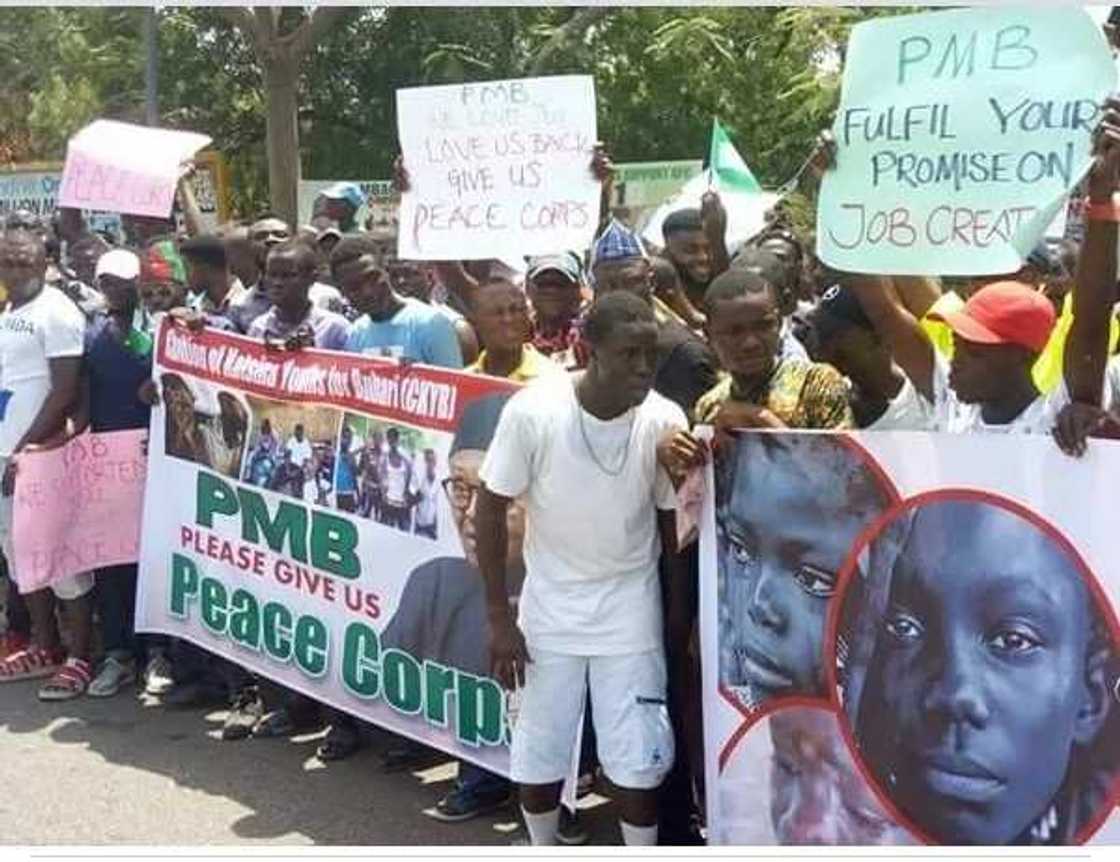 Jirwaye mai kamar wanka: Duba hotunan tarbar da 'yan Peace corps su ka yiwa Buhari a Benuwe Jirwaye mai kamar wanka: Duba hotunan tarbar da 'yan Peace corps su ka yiwa Buhari a Benuwe