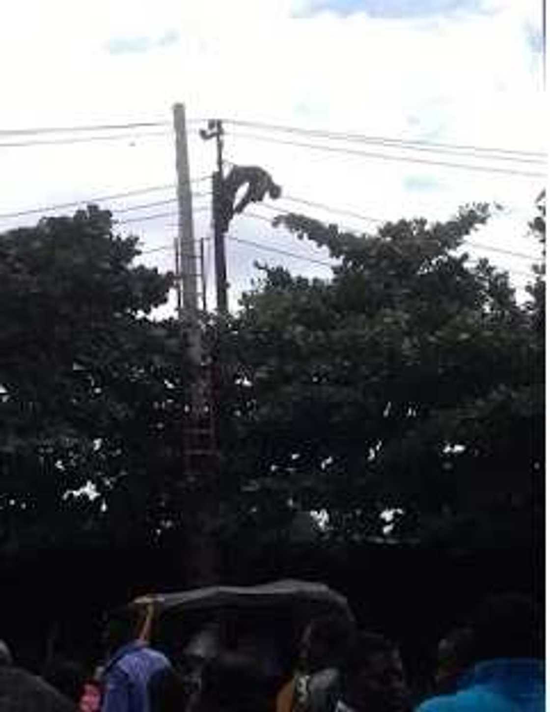 NEPA Staff Electrocuted While On Duty In Lagos (PHOTOS) NEPA Staff Electrocuted While On Duty In Lagos (PHOTOS)