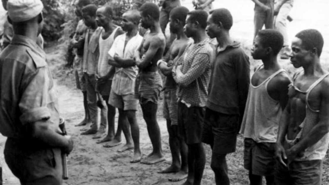 In the photo below, Nigerian federal army soldiers (R), prisoners of the Biafran army, wait to be questioned / AFP PHOTO In the photo below, Nigerian federal army soldiers (R), prisoners of the Biafran army, wait to be questioned / AFP PHOTO