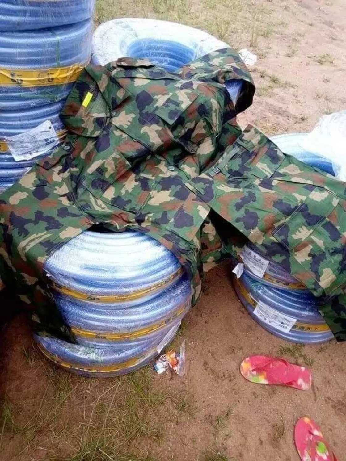 Hukumar kwastam ta damke kwantena jigbe tufafin Sojoji a jihar Abia (Hotuna) Hukumar kwastam ta damke kwantena jigbe tufafin Sojoji a jihar Abia (Hotuna)