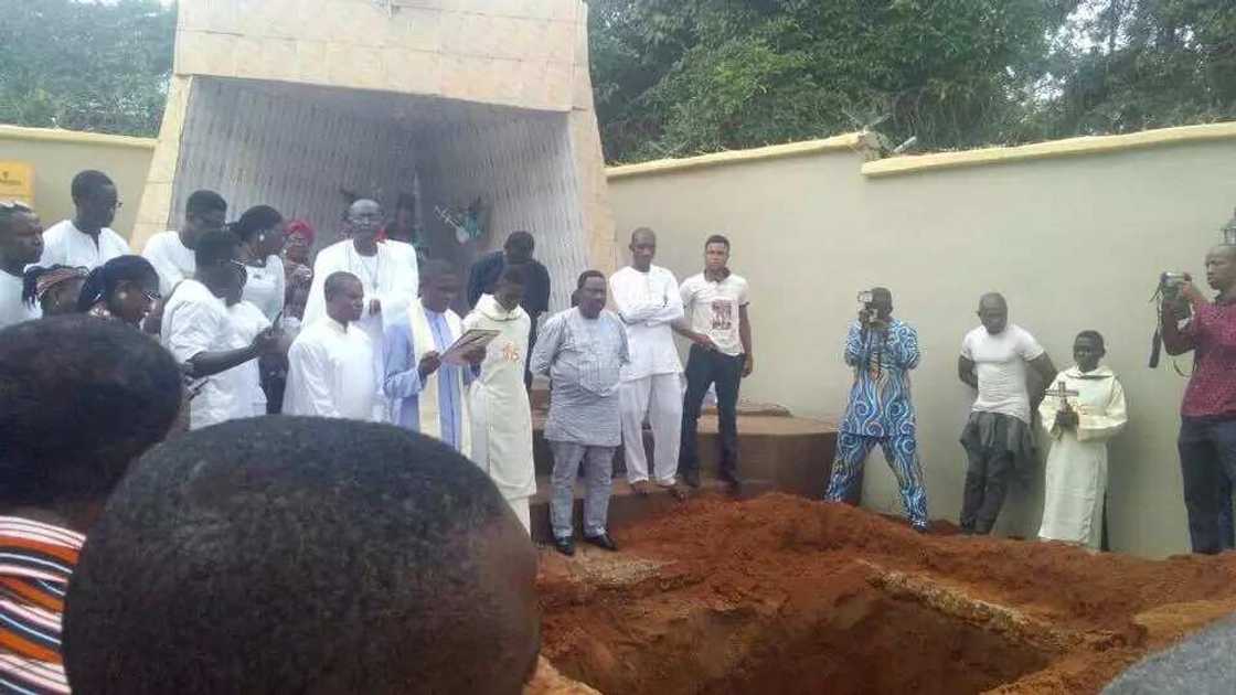 Tears as Ozubulu church victims are buried (photos) Tears as Ozubulu church victims are buried (photos)