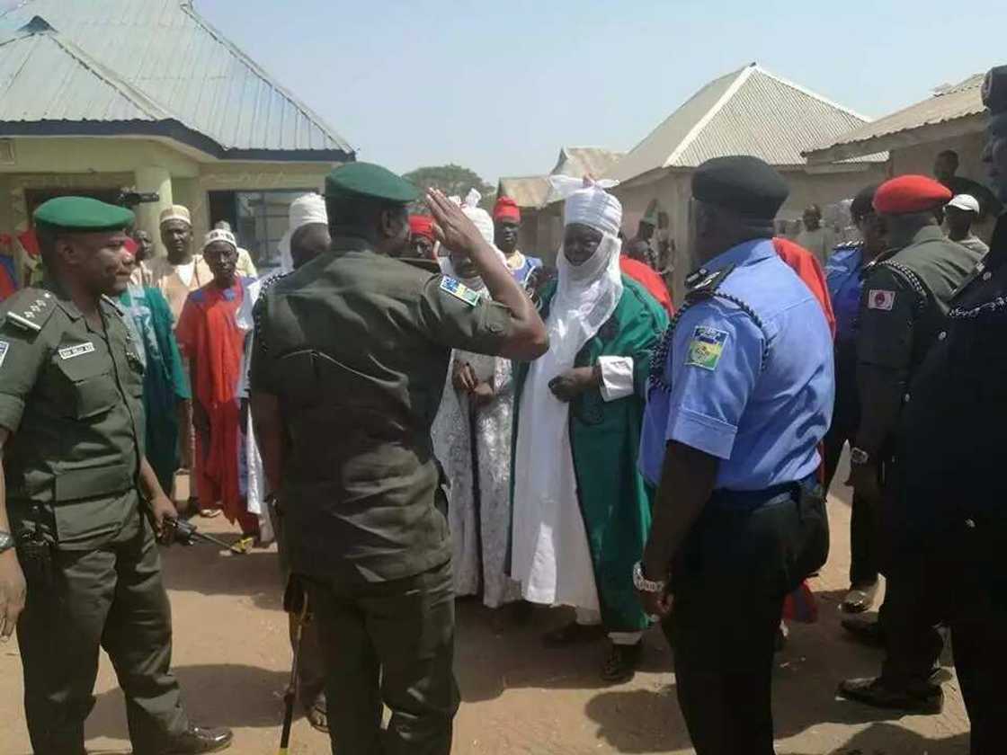 Sifeto janar na 'yan sanda ya ziyarci garin Tunga bayan gwamna Ortom ya yi zargin an rabawa matasan garin bindigu Sifeto janar na 'yan sanda ya ziyarci garin Tunga bayan gwamna Ortom ya yi zargin an rabawa matasan garin bindigu
