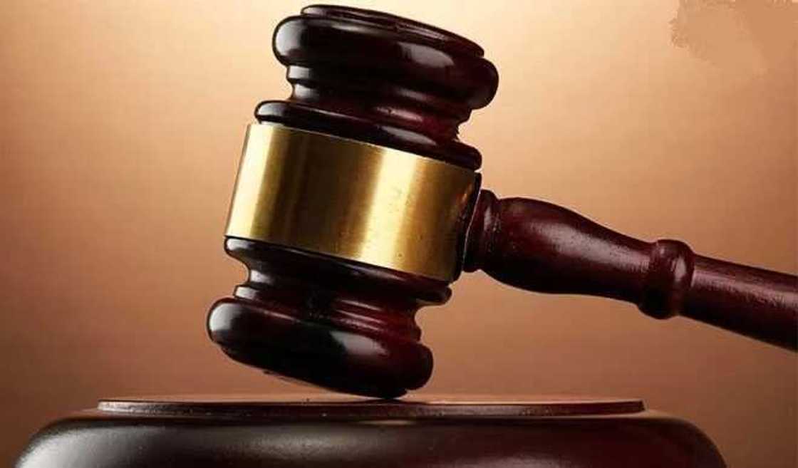 Yadda wani Mutumi ya rika kwana da ‘yar karamar Yarinya Yadda wani Mutumi ya rika kwana da ‘yar karamar Yarinya