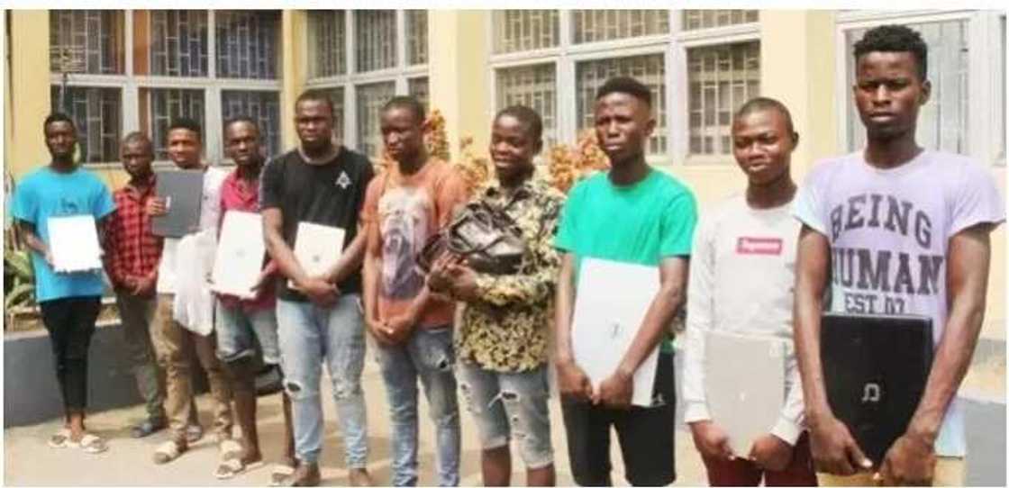 EFCC ta cafke gungun matasa 'yan damfara a jihar Ogun EFCC ta cafke gungun matasa 'yan damfara a jihar Ogun