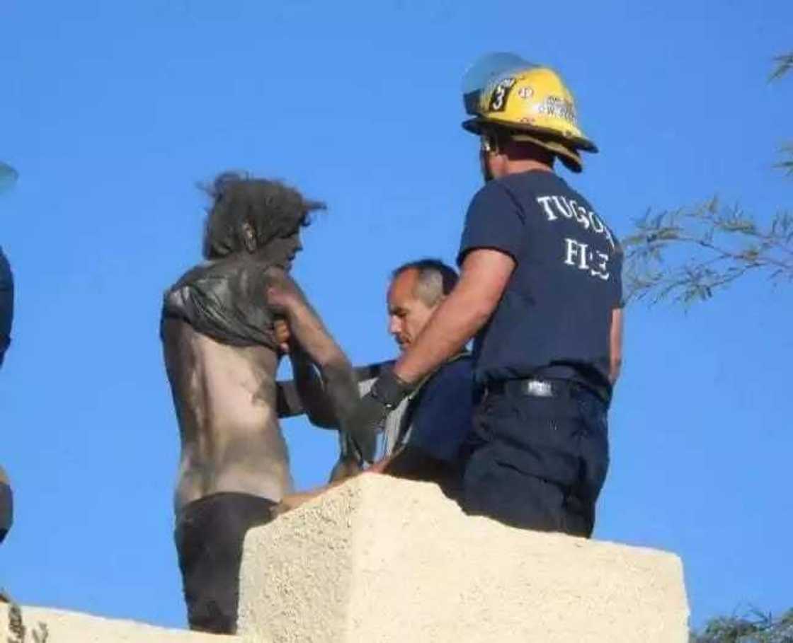 Abin dariya: Ya makale a bututun hayakin gidansa Abin dariya: Ya makale a bututun hayakin gidansa