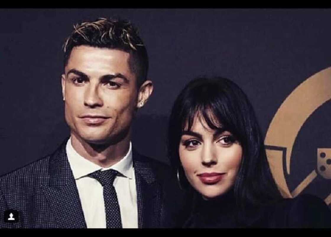 Kudi a kashe ta hanya mai kyau: Ronaldo ya baiwa budurwarsa kyautar Zoben naira miliyan 300 (Hoto) Kudi a kashe ta hanya mai kyau: Ronaldo ya baiwa budurwarsa kyautar Zoben naira miliyan 300 (Hoto)