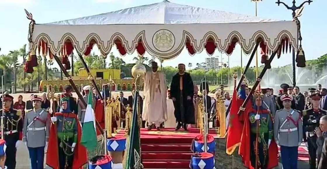 Shugaba Buhari ya sauka kasar Moroko, an masa tarbar girma (Hotuna) Shugaba Buhari ya sauka kasar Moroko, an masa tarbar girma (Hotuna)