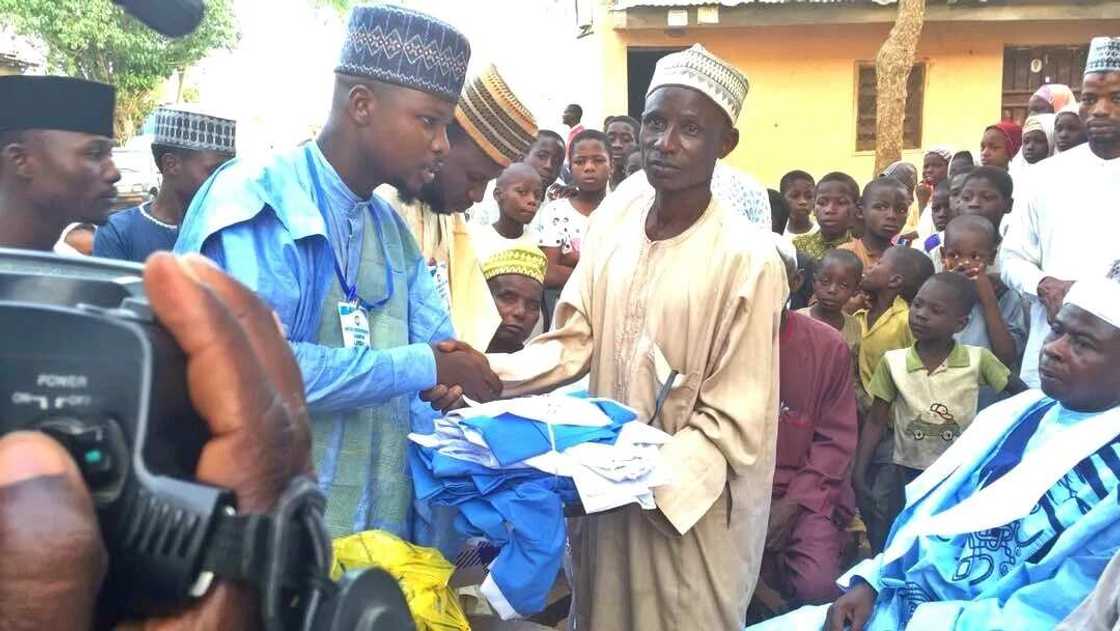 Cikin Hotuna: Wata Kungiyar Matasa ta tallafawa Marayu kayan Makaranta a jihar Kano Cikin Hotuna: Wata Kungiyar Matasa ta tallafawa Marayu kayan Makaranta a jihar Kano