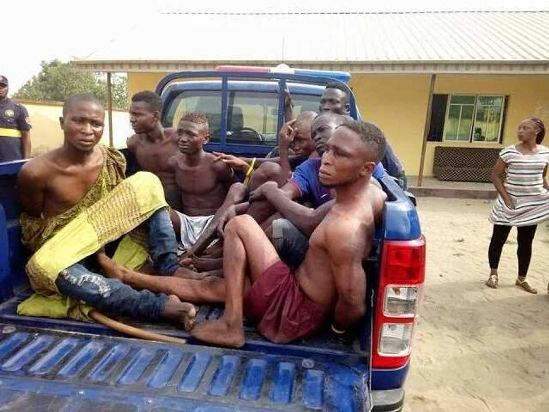 Karya ta kare: An cafke wasu 'yan kungiyar asiri suna tsaka da gudanar da taro da talatainin dare Karya ta kare: An cafke wasu 'yan kungiyar asiri suna tsaka da gudanar da taro da talatainin dare