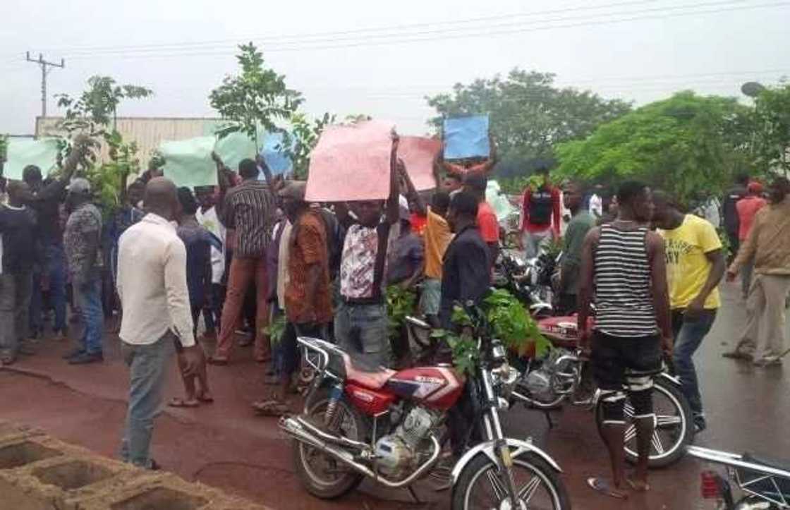 Residents of Ozalla communities in Nkanu West local government area of Enugu state have allegedly blocked Enugu-Port Harcourt expressway. Photo credit: Daily Post Residents of Ozalla communities in Nkanu West local government area of Enugu state have allegedly blocked Enugu-Port Harcourt expressway. Photo credit: Daily Post