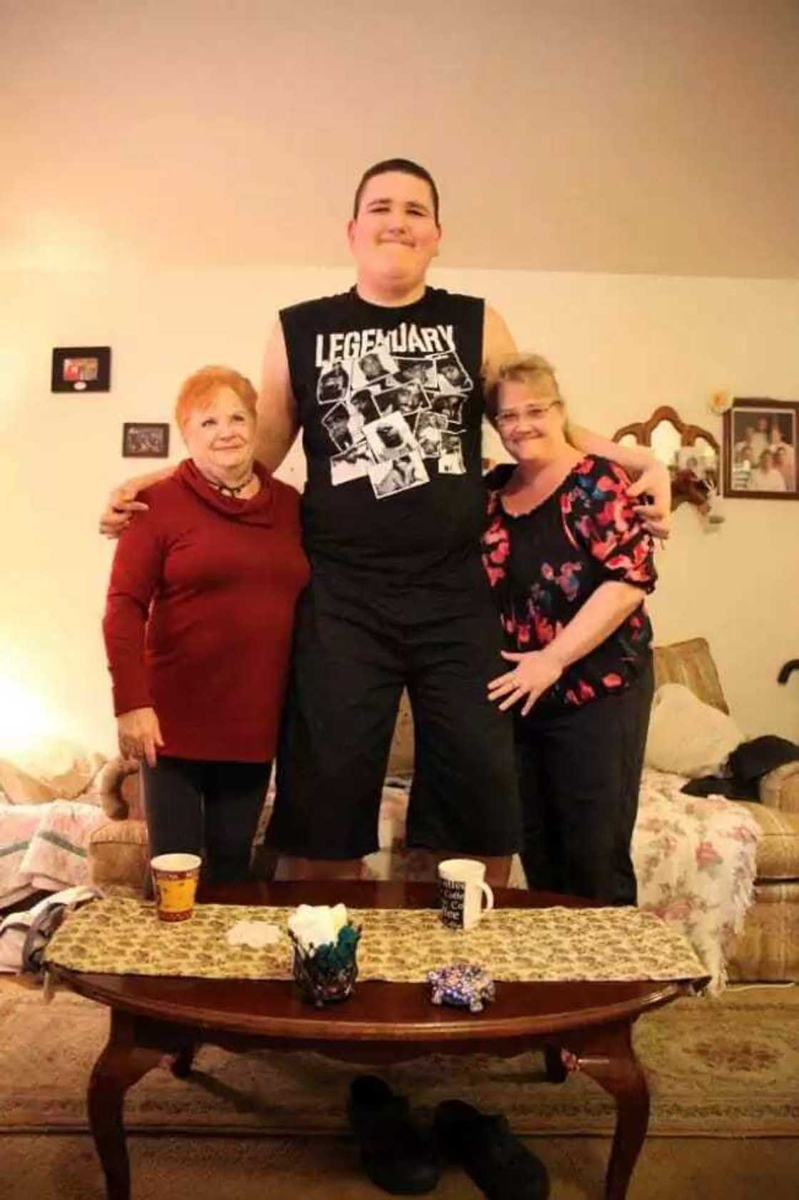 Bazaku yarda da tsawon wannan saurayin ba mai tsawo Bazaku yarda da tsawon wannan saurayin ba mai tsawo