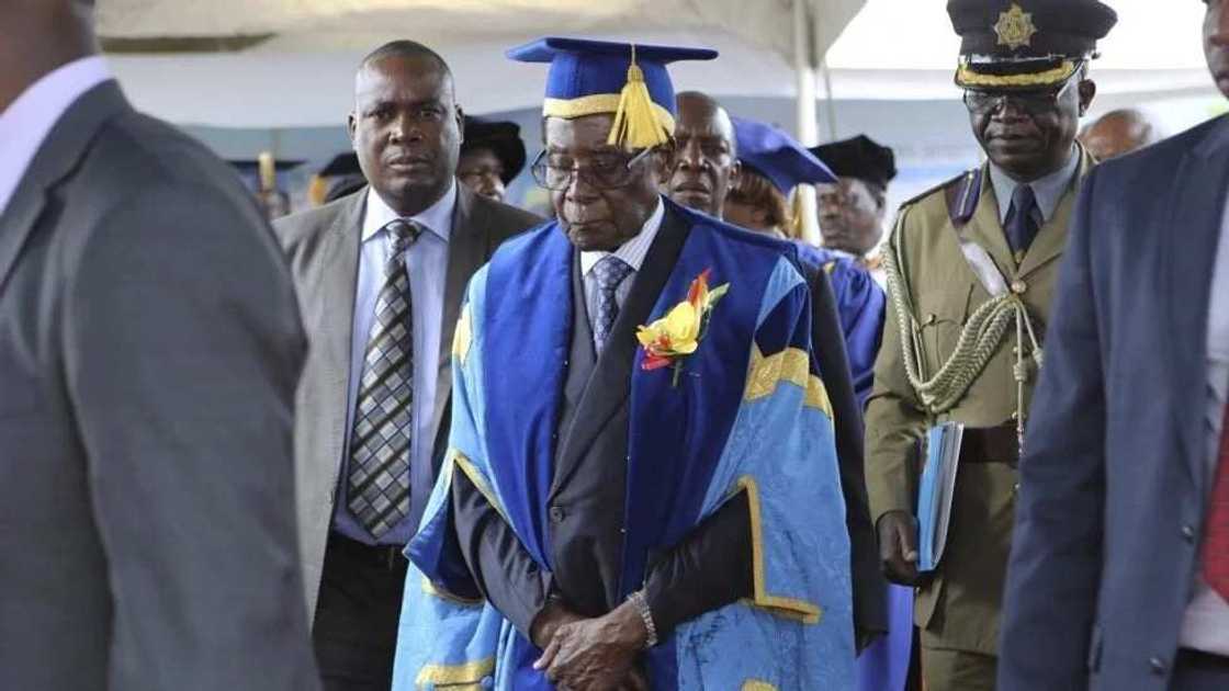 Ba wai bane: Robert Mugabe yana da Digiri har da Di-gir-gir