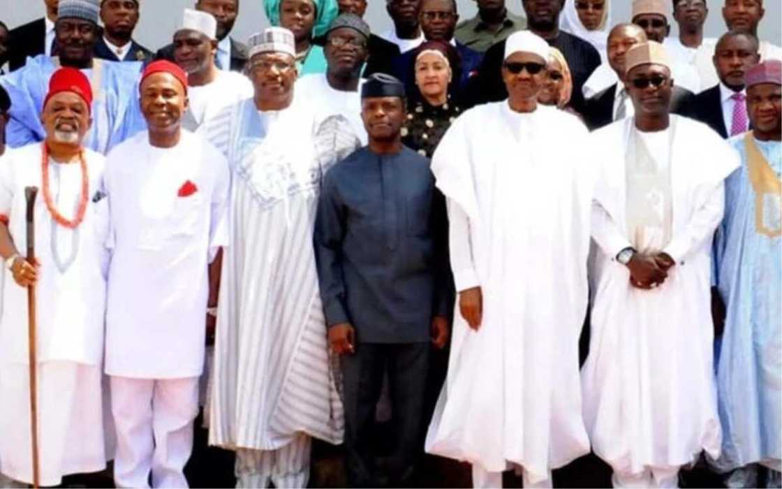 Baka tare da mu – Ciyaman na APC ya caccaki ministan Buhari Baka tare da mu – Ciyaman na APC ya caccaki ministan Buhari