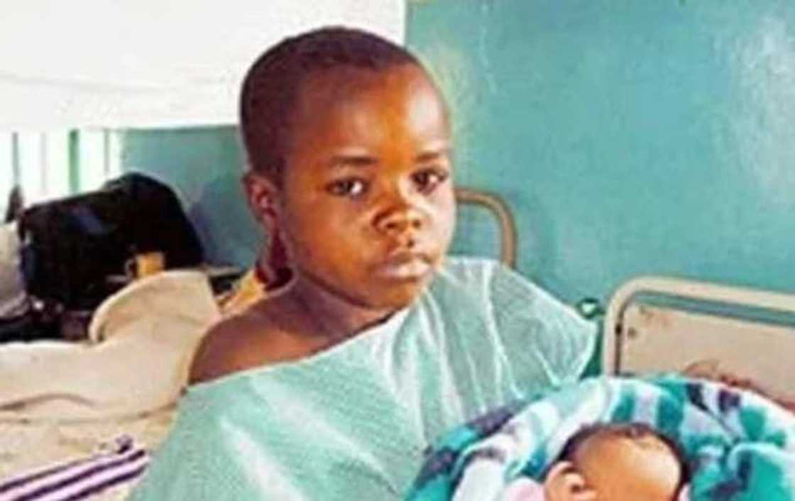 Wata yarinya mai shekara 10 a duniya ta zama uwa Wata yarinya mai shekara 10 a duniya ta zama uwa