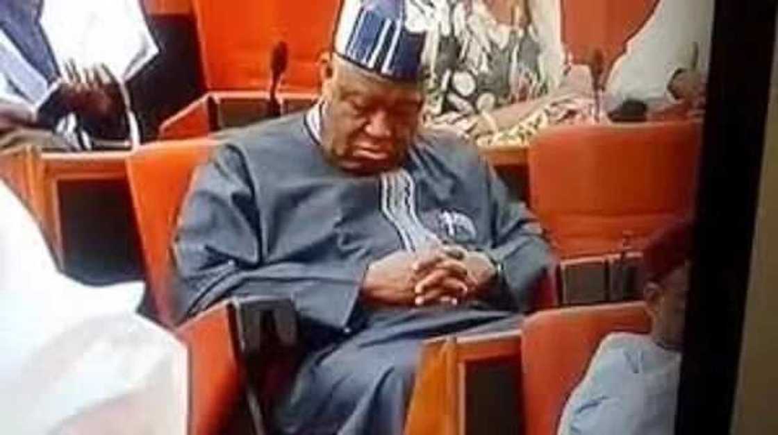 Manyan yan siyasar Najeriya guda 8 da aka kama su na barci a lokacin taro Manyan yan siyasar Najeriya guda 8 da aka kama su na barci a lokacin taro