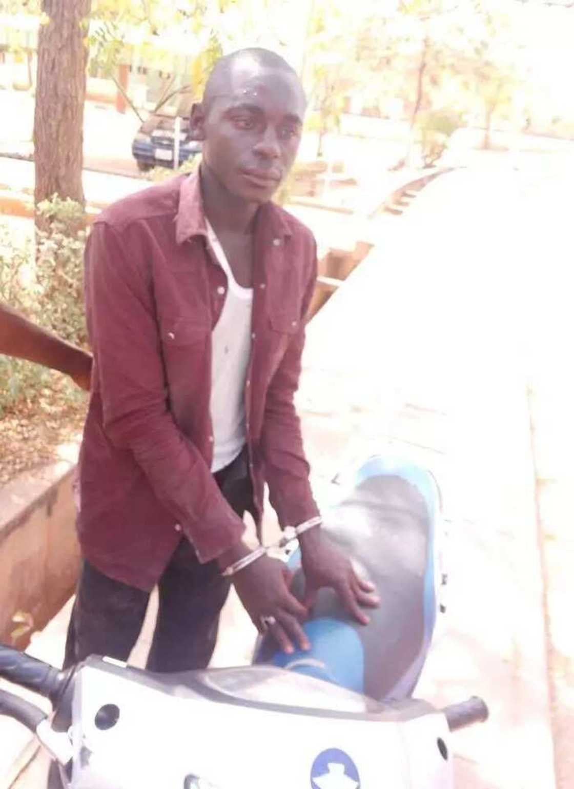 Barawon kenan tare da baburin da ya sata Barawon kenan tare da baburin da ya sata