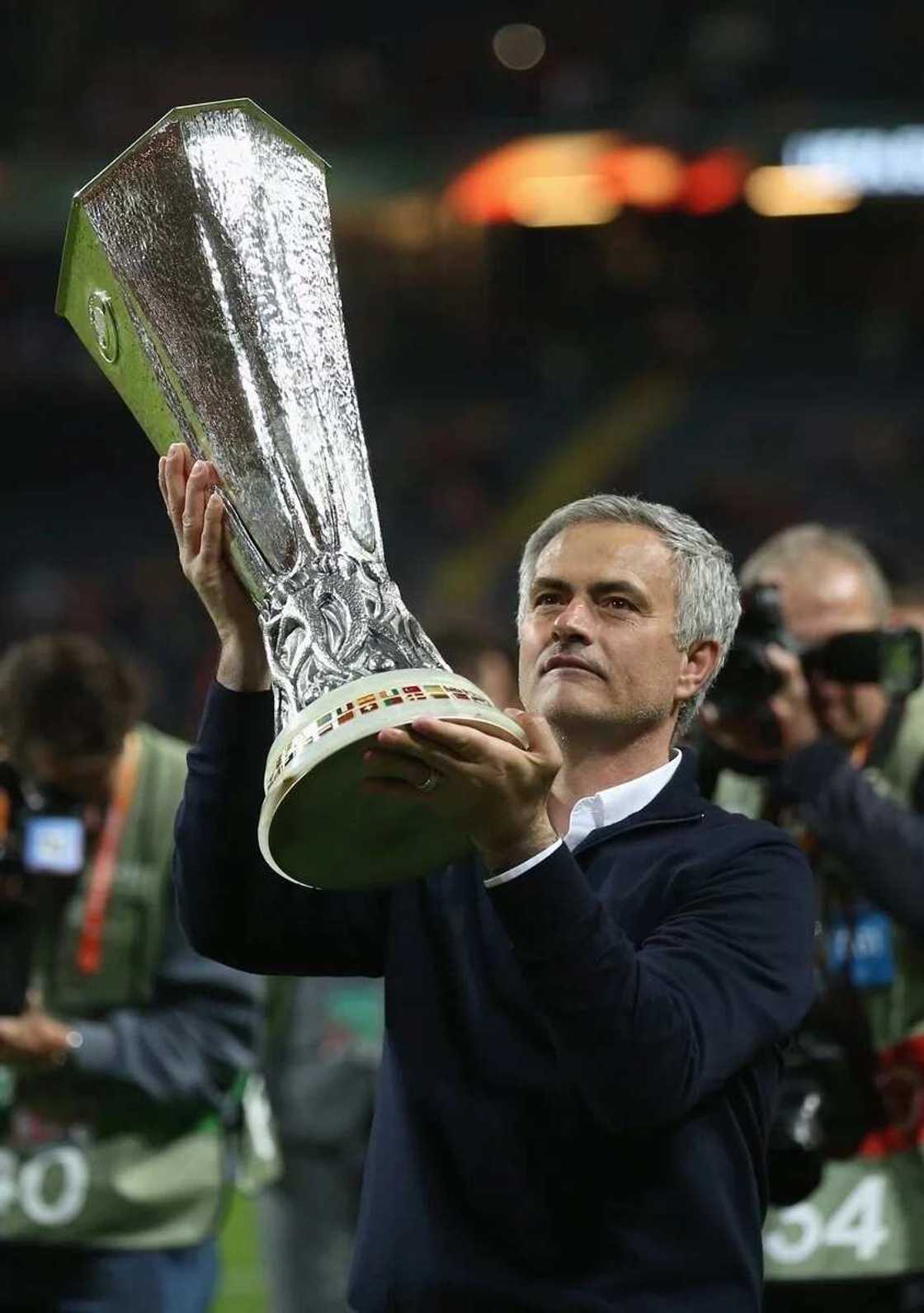 Manchester United lift Europa League trophy (photos) Manchester United lift Europa League trophy (photos)
