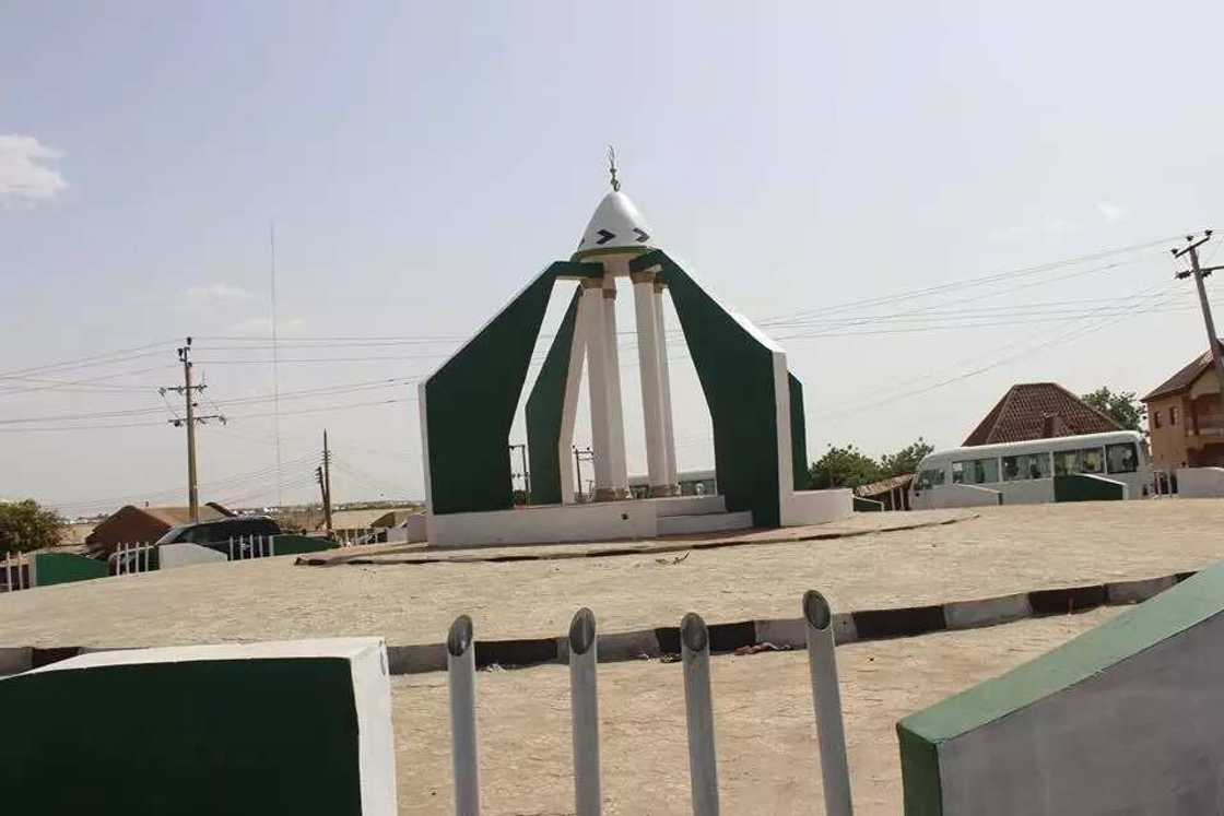 Ayyukan 10 da gwamnatin Sakwato ta kaddamar a ranar demokradiyya (Hotuna) Ayyukan 10 da gwamnatin Sakwato ta kaddamar a ranar demokradiyya (Hotuna)