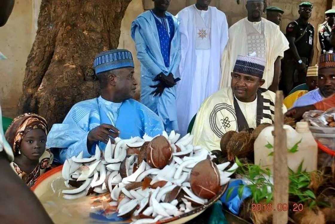 Yadda Sanata Wammako ya azurta wani mai sana’ar sayar da Kwakwa a ranar Sallah Yadda Sanata Wammako ya azurta wani mai sana’ar sayar da Kwakwa a ranar Sallah