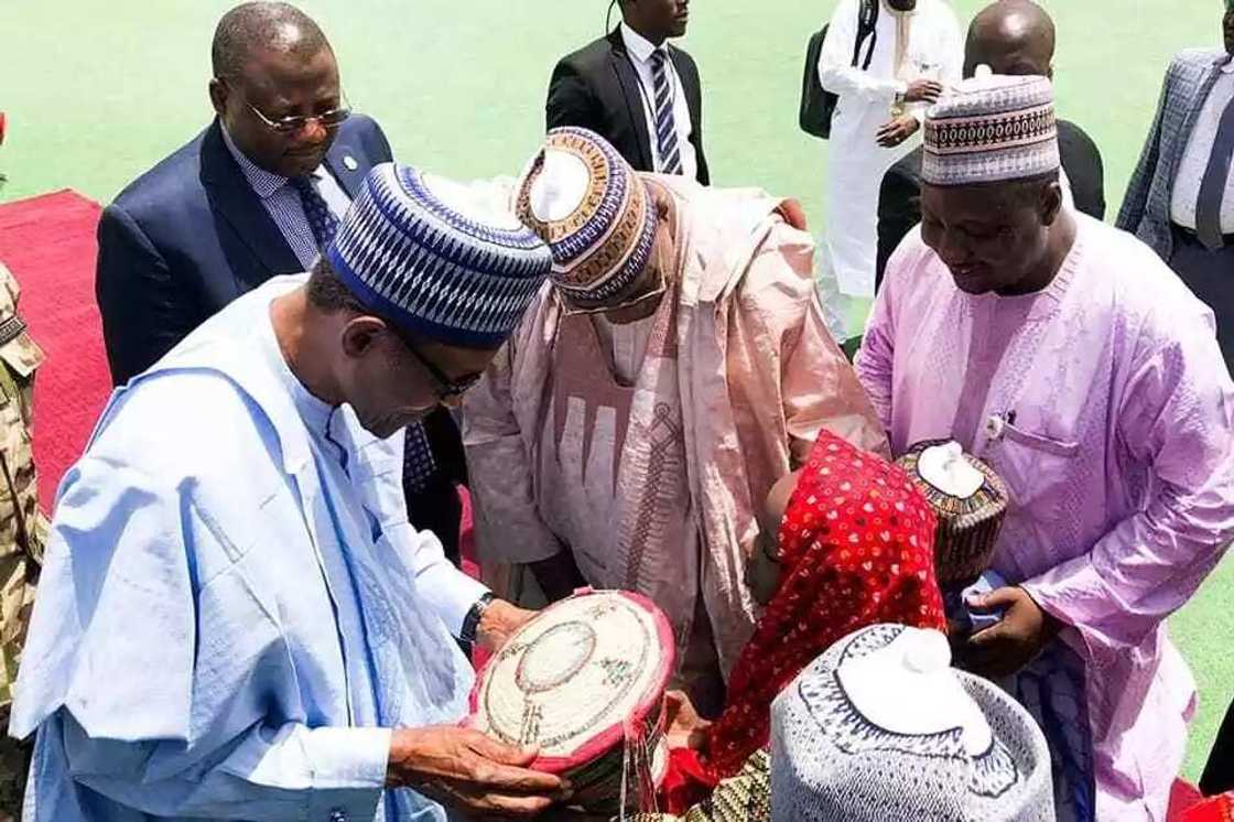 Yan matan Dapchi: Shugaba Buhari ya isa garin Damaturu don ganawa da iyayen yan matan Yan matan Dapchi: Shugaba Buhari ya isa garin Damaturu don ganawa da iyayen yan matan