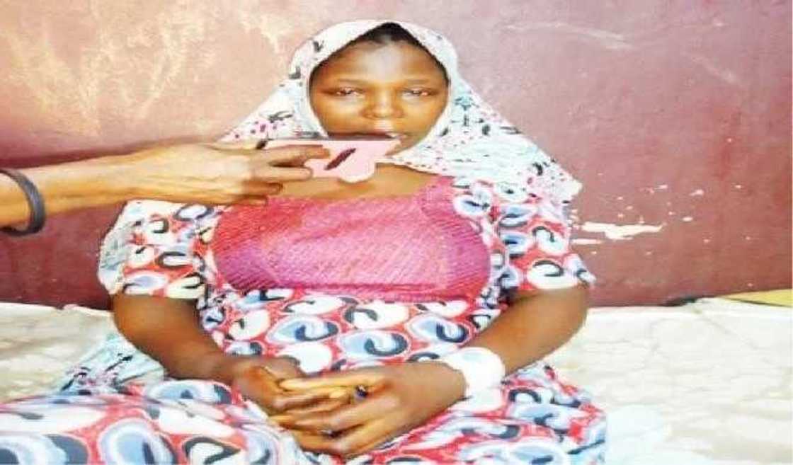 Abin takaici: Wani Magidanci ya sumar da kanwarsa bazawara saboda ta hau bishiyar Mangwaro Abin takaici: Wani Magidanci ya sumar da kanwarsa bazawara saboda ta hau bishiyar Mangwaro