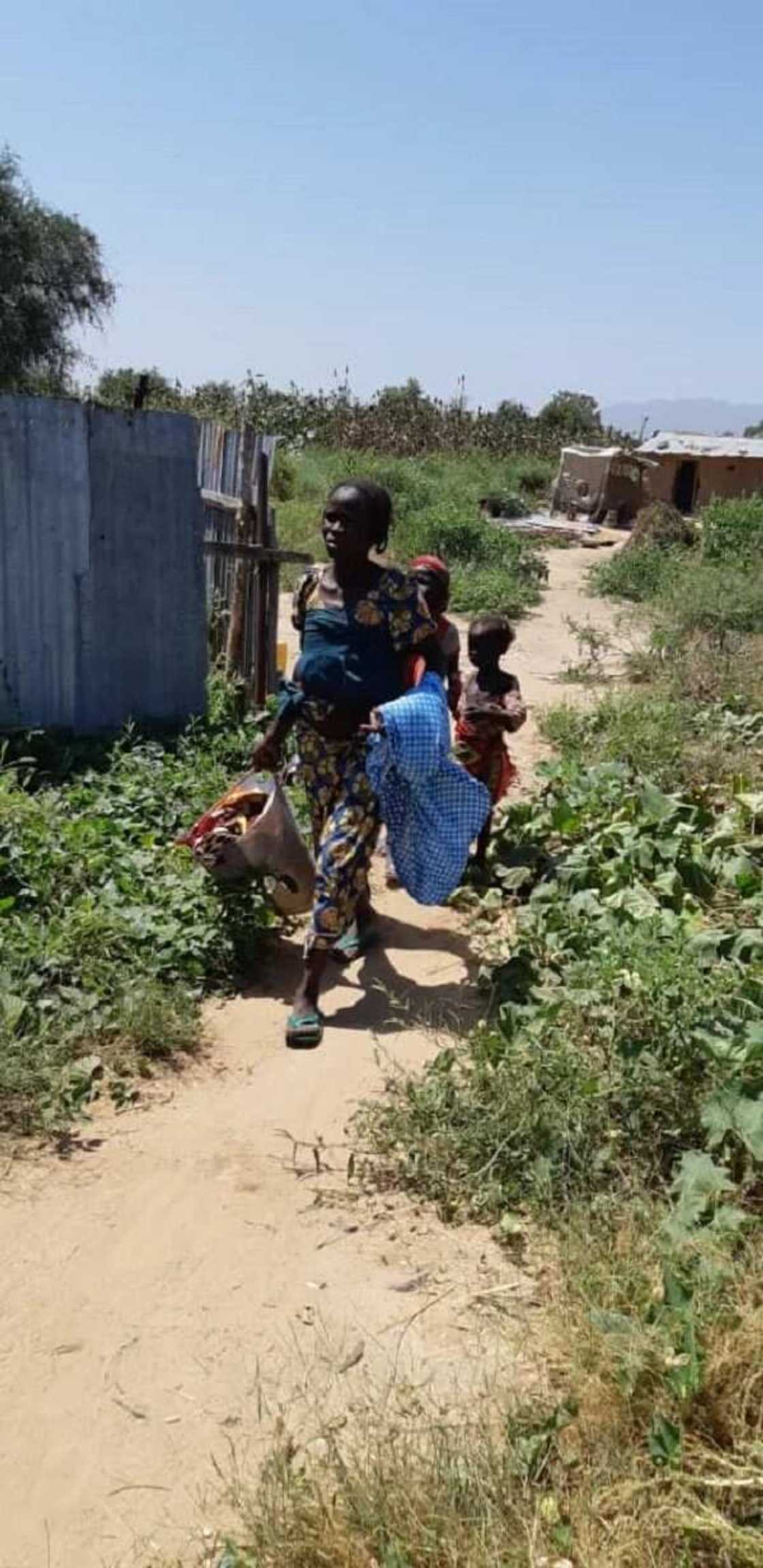 Dakarun soji sun ceto mata 7 da yara 5 daga hannun 'yan Boko Haram, hotuna Dakarun soji sun ceto mata 7 da yara 5 daga hannun 'yan Boko Haram, hotuna