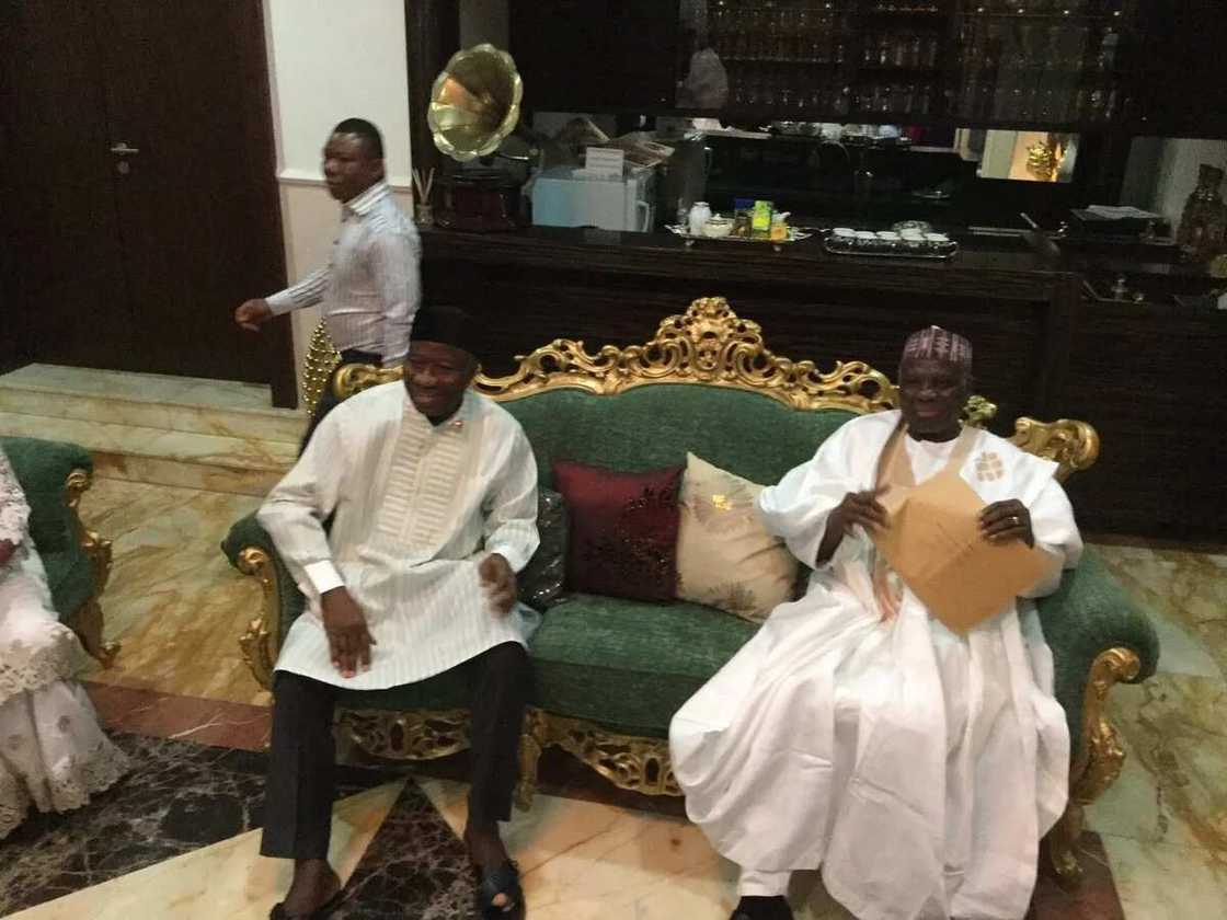 BREAKING: PDP leaders meet with Jonathan at his home in Abuja (Photos)