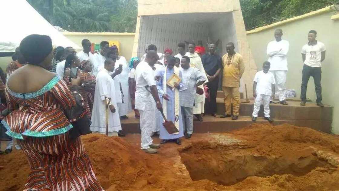 Tears as Ozubulu church victims are buried (photos)