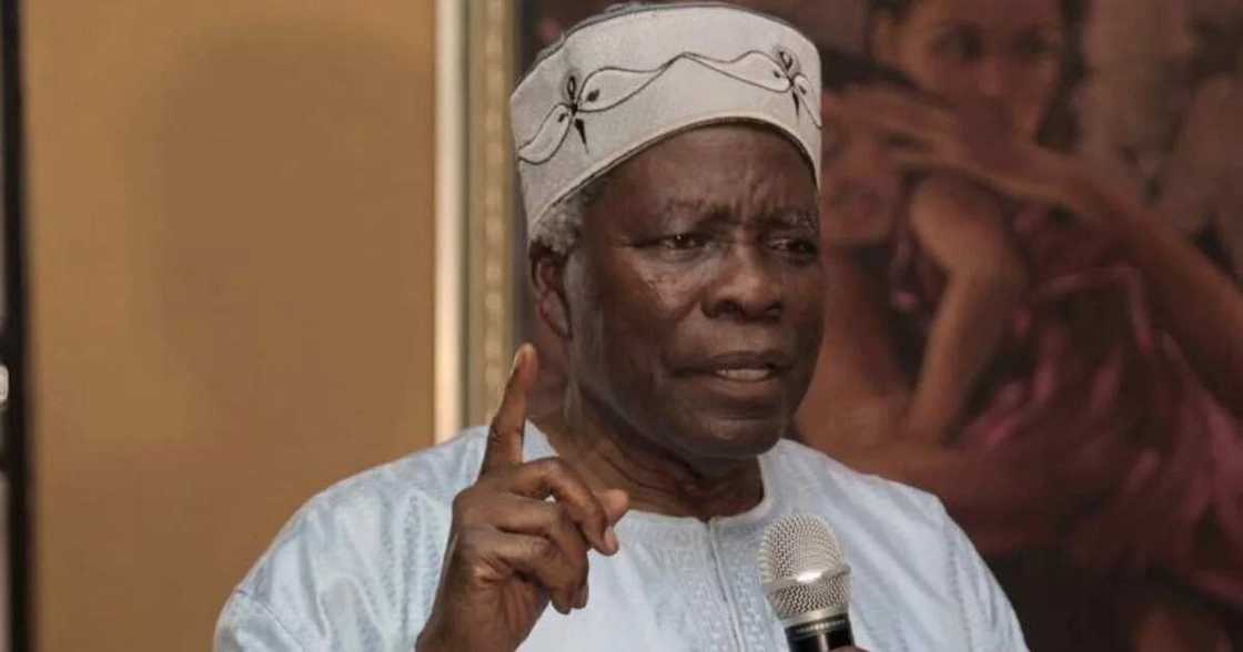 Wani farfesa masanin tarihi ya bayyana yadda Buhari ya yiwa tsohon gwamnan jihar Ondo daurin huhun goro Wani farfesa masanin tarihi ya bayyana yadda Buhari ya yiwa tsohon gwamnan jihar Ondo daurin huhun goro