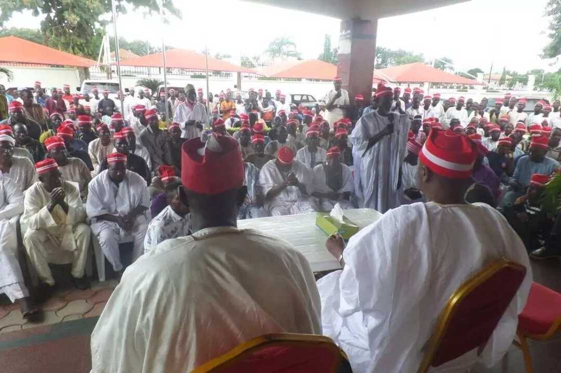 Kalli hotuna: Kwankwaso ya ziyarci Fayose a Ekiti, ya yiwa dan takarar PDP kamfen Kalli hotuna: Kwankwaso ya ziyarci Fayose a Ekiti, ya yiwa dan takarar PDP kamfen