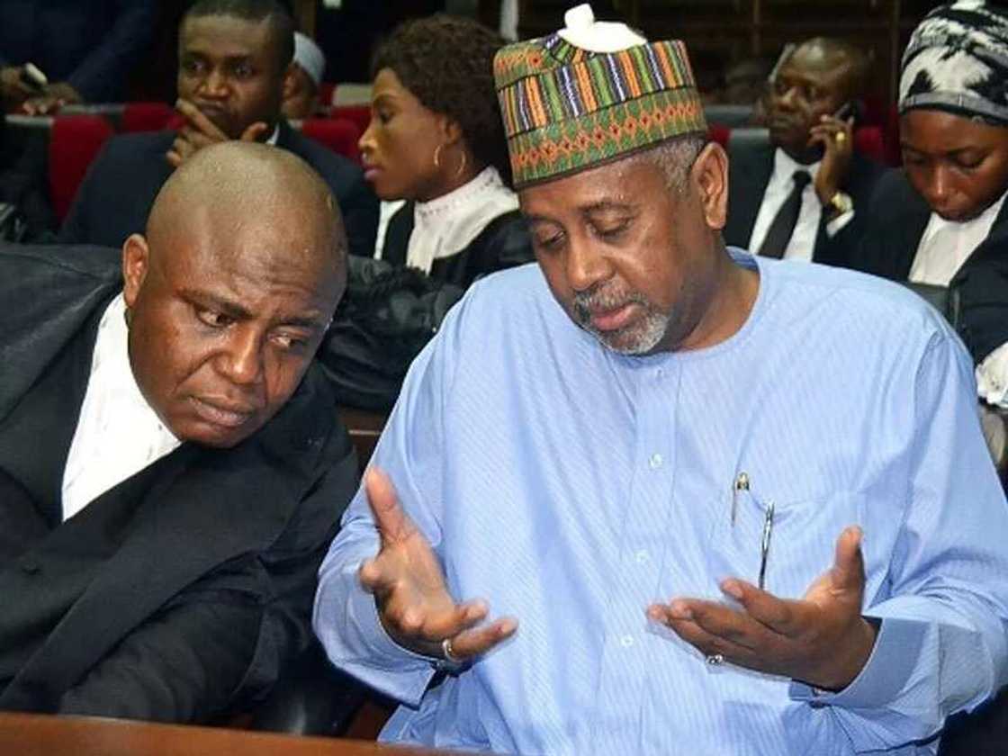 'Yan siyasa da suka ci kudin makamai ta hannun Dasuki, su 15 'Yan siyasa da suka ci kudin makamai ta hannun Dasuki, su 15