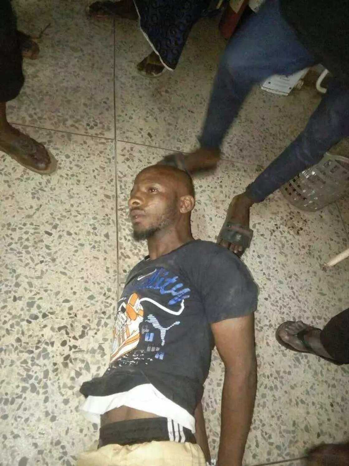 An damke shi bayan ya yi sata a asibiti amma kofa taki budewa An damke shi bayan ya yi sata a asibiti amma kofa taki budewa